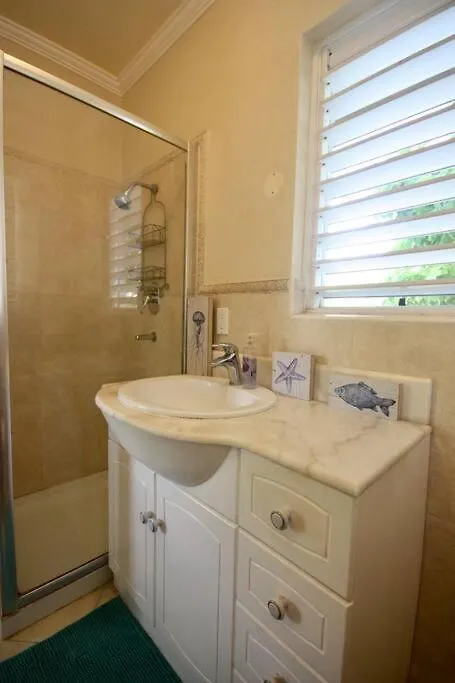 Apartment Studio Apt 9 Bright Comfy With Pool On South Coast Bridgetown