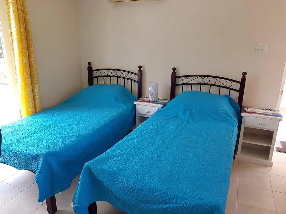 Studio Apt 9 Bright Comfy With Pool On South Coast Bridgetown